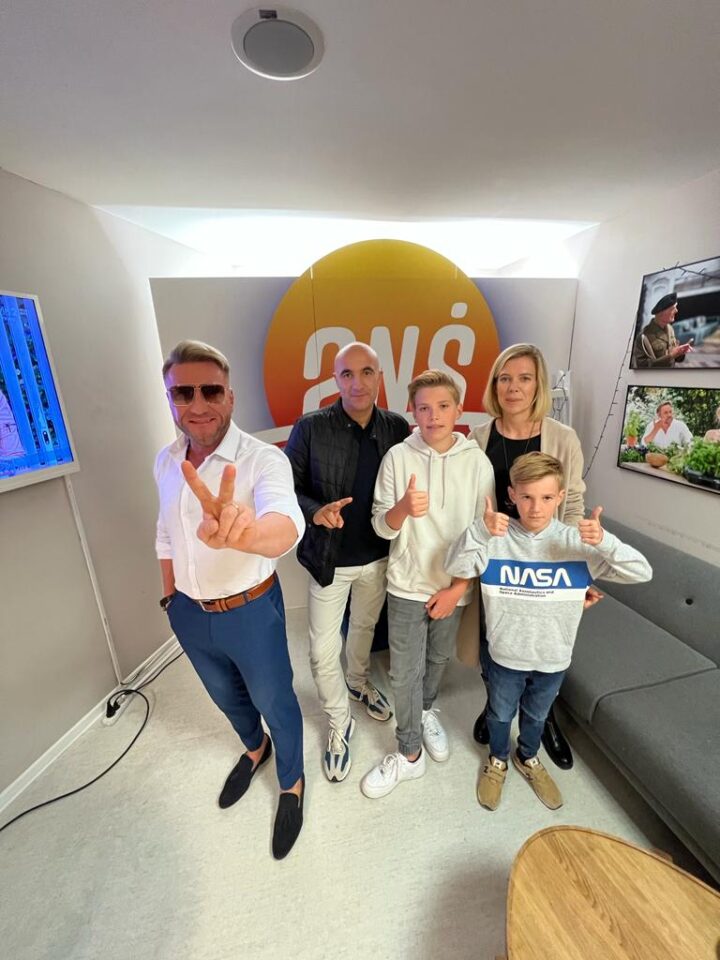 Z rodziną podopiecznego w studiu „Pytania na śniadanie”